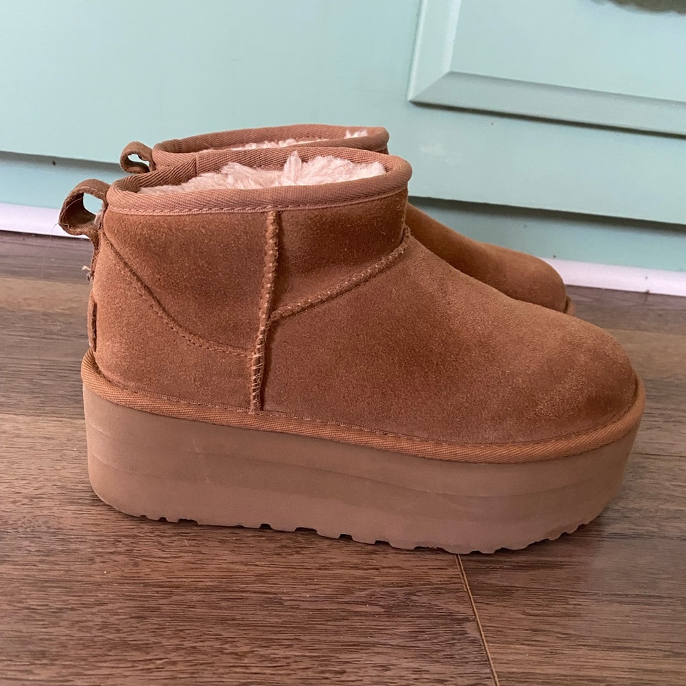 CLASSIC ULTRA MINI PLATFORM BOOT